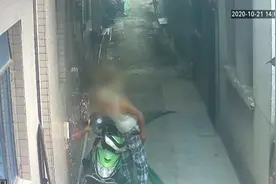 电动车充电线被恶意剪断，车主惨遭电击，原因让人哭笑不得视频封面