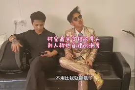 潮男太会穿了，金色衣服裤子配金色切尔西，这么潮的男人第一次见视频封面