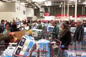 为什么要抢卫生纸？美国民众：不知道，别人买我也买视频封面