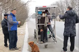 河南农民工自造房车徒步游全国，看他的房车咋样，怎样生活视频封面