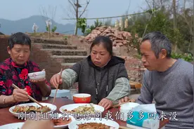 外婆忙着做咸菜，老妈赶集买块新鲜肉，带回家做一桌家常便饭