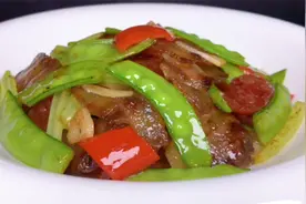 腊肉怎么炒，加一把芹菜荷兰豆，出锅香味四溢，做法简单又好吃视频封面