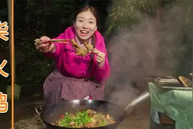 小雨做柴火鸡，金老师帮忙烧柴，两人围着柴火直接开吃，过瘾视频封面