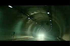 就这么寸！哼着歌开着车进隧道，突然就塌了！