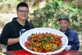 家里小孩饭扫光，麻辣香锅下饭香，虾子鲍鱼碗里装肚儿吃饱心不慌