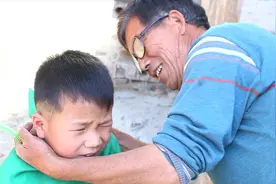 请村里专业理发师给儿子理发，理了一半，推子坏了，这可咋整？视频封面