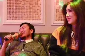 最近这位大叔在ktv深情演唱《香水有毒》火了，有故事的男人！视频封面