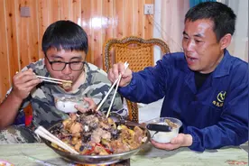 8斤大的黄脚鸡，半盆木耳一锅炖，冬宝越啃越香，比土鸡还好吃！视频封面