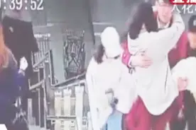 女生崴脚无法行走，男子一把抱起，这个怀抱里有着满满的正能量！视频封面