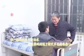 在救助站，18岁男孩跪地和精神病妈妈相认，那个瞬间真的扎心了视频封面
