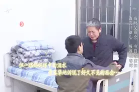 在救助站，18岁男孩跪地和精神病妈妈相认，那个瞬间真的扎心了视频封面
