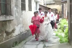 湖南一对新人结婚，在祖屋拜堂成亲，走路回家，新娘蛮漂亮的