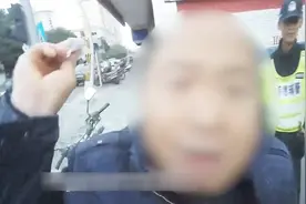 男子吐口水侮辱交警：呸！我侮辱你怎么了？ 手撕罚单扔向交警视频封面