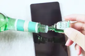 想换新手机了？别着急，放上花露水和风油精，再决定换不换