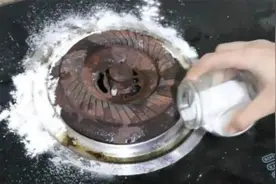 把食盐撒在燃气灶上，用途真厉害，省钱又好用，家里烦恼轻松解决视频封面