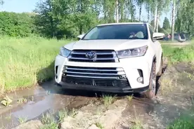 丰田汉兰达四驱性能怎么样？泥泞地里跑一圈你心里就有数了