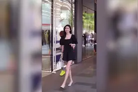 美女穿着黑丝超短裙，走在大街上回头率也太高了吧视频封面