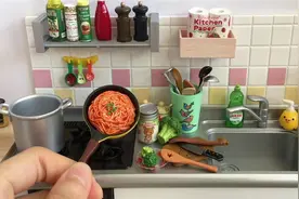 迷你厨房：迷你食物烹饪，制作番茄沙司蘑菇微型意大利面