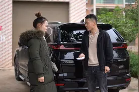 父母去世后不久，哥哥就狠心赶妹妹离开，两年后妹妹有钱回来了视频封面