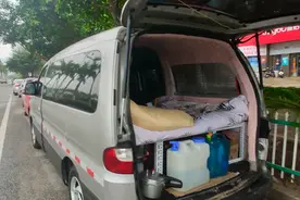 面包车穷游世界，实拍广西防城港现状，全是外地人路上停满外地车视频封面