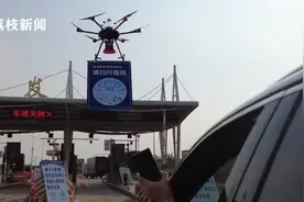 飞行扫码！盐城交警用无人机挂二维码让车主扫码通行