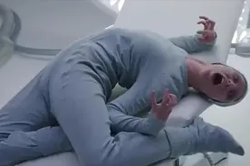 男子因患癌症将自己冷冻，百年后被复活，到了一个个性随便的世界视频封面