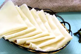 烫面饼的美味做法，开水一烫用手一揉，出锅又软又香凉了也不硬