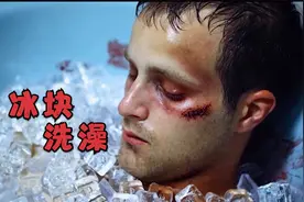 一觉醒来的男人躺在满是冰块的浴缸里，肾还被偷了，恐怖电影视频封面