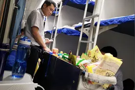 北京开往成都的火车上，售货员这样卖货，啤酒饮料八宝粥