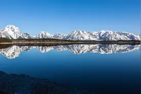 须晴日，看红装素裹，分外妖娆。——毛泽东视频封面