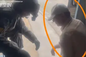 巴基斯坦洪灾已致近千人丧生 总理直升机上空投救援物资视频封面