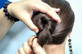 妈妈发型这样扎最简单，两手一扭就完成，大方还贵气！