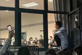 武汉大学恋爱课爆火：女生扛凳子翻窗户进教室，男生坐窗台蹭课视频封面