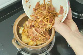 两广都爱吃的砂锅煲，教你荤素搭配做一锅，2杯酒3碗饭下肚，过瘾视频封面