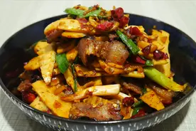 竹笋搭配腊肉这样炒着吃，天天吃都不腻，清脆可口，开胃又下饭视频封面
