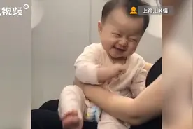 可爱！小宝宝在高铁上打哈欠，被发现后害羞一笑躲进妈妈怀里视频封面