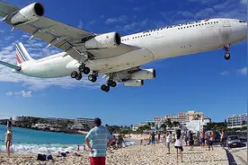 飞机悬停在空中不动，靠地球的自转，会到地球另一端吗？视频封面