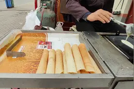 酥脆的鸡蛋卷是咋做出来？河南农村大叔给大家演示一下视频封面