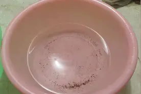 开封一小区住户遇吃水难，自来水里现黑渣视频封面