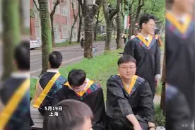 大学生拍学士服毕业照，一男生身着龙袍来到现场。视频封面