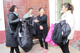 姐姐要过生日了，妹妹买两件新棉袄做礼物，提前给姐姐送过去视频封面
