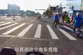 为什么总有人骑电车到前方那里等红灯呢？视频封面
