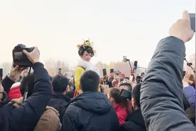 为牵手不倒翁小姐姐 上千观众都“疯了”视频封面