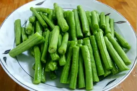 饭店里的豆角为什么颜色翠绿，原来技巧在这里，清脆爽口比肉香