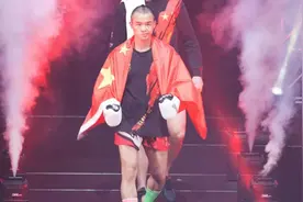 发怒的王俊光有多可怕，一回合三次击倒，打到老外站不起来为止！视频封面