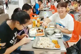 烟台滨医食堂一份饭菜10元，农村妈妈吃了说好，看看吃的啥？