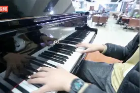 用餐自带背景音乐 高校餐厅放钢琴供学生弹奏
