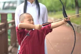 小萌娃学射箭，拉开20磅的弓毫不费力，别看人小力气很大