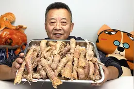 大爷买皮皮虾上当了，用几十只皮皮虾烙了一张豪华大饼