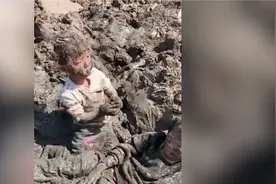 洗洗还能要吗？俩城里娃到农村后玩泥巴玩成泥人，亲妈已暴走……